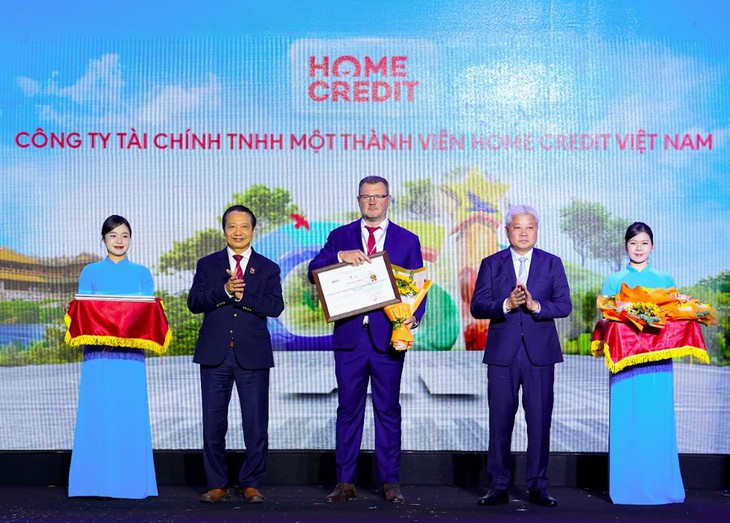 Home Credit lọt Top 10 Doanh nghiệp Bền vững lĩnh vực Thương mại - Dịch vụ - Ảnh 1.