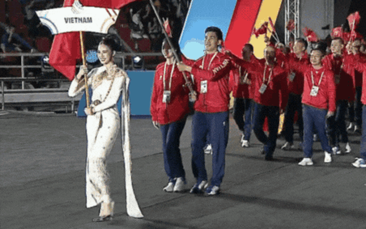 Thái Lan nhầm cờ Indonesia với Singapore trong lễ khai mạc SEA Games 33 - Ảnh 2.
