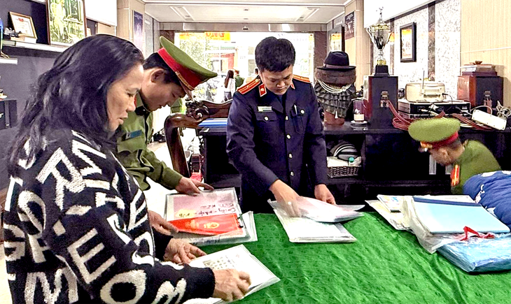 Doanh thu hàng ngàn tỉ, chỉ nộp thuế 10 triệu/tháng, vợ chồng chủ tiệm vàng Kim Chung bị khởi tố - Ảnh 1.