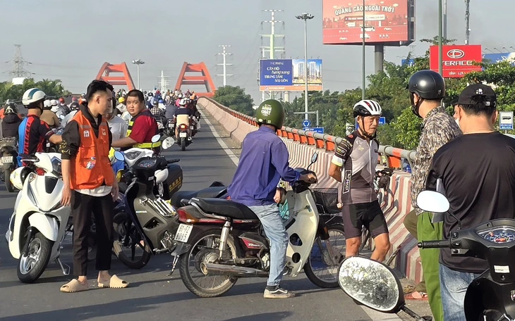 Điều tra vụ người đàn ông gục chết trên xe máy trên đường Phạm Văn Đồng - Ảnh 2.