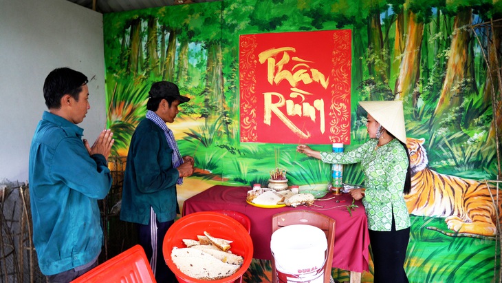 Bị gấu rừng tấn công, người đàn ông biến dạng cả mặt - Ảnh 2.