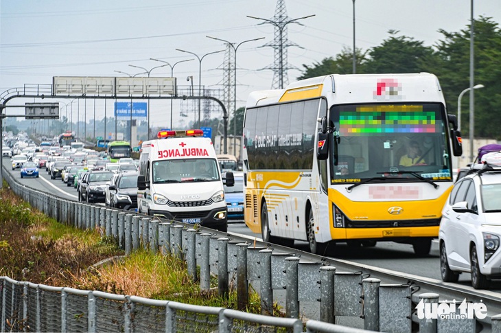 Dân hối hả trở lại Hà Nội dù chưa hết nghỉ Tết, cửa ngõ kẹt cứng - Ảnh 5.