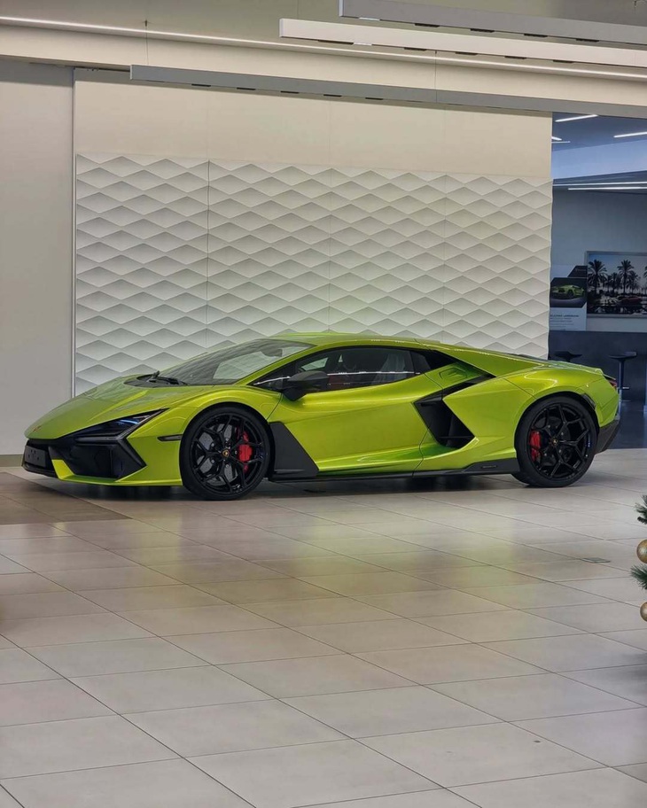 Lamborghini Revuelto mới tinh bị phá nát trên đường bàn giao - Ảnh 4.