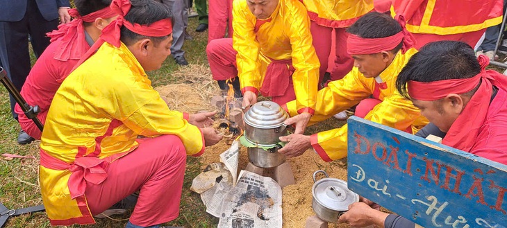 Hàng vạn du khách dự lễ khai hội chùa Keo, xem thi kéo lửa thổi cơm - Ảnh 4.