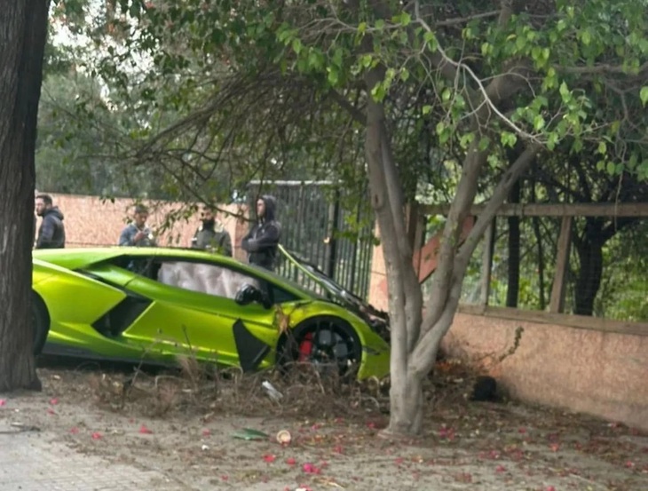 Lamborghini Revuelto mới tinh bị phá nát trên đường bàn giao - Ảnh 2.