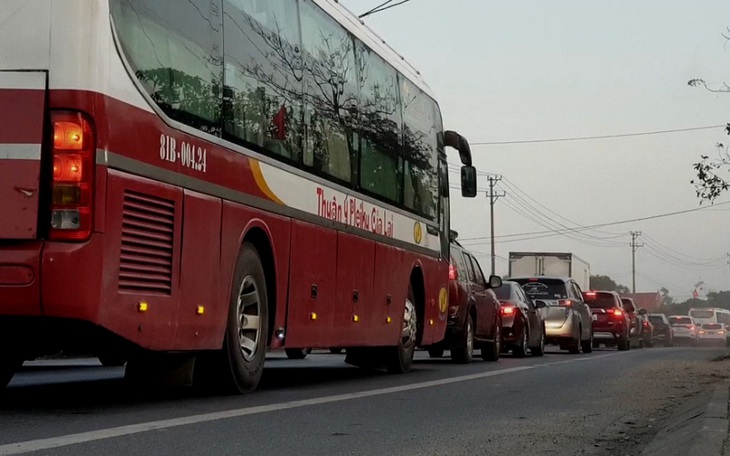 Hành khách chật kín bên xe, nhà ga để vào TP.HCM, tài xế than chờ đèn đỏ lâu - Ảnh 8.