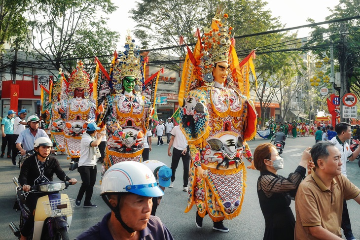 Hàng ngàn điều ước rực rỡ trên sông Đồng Nai - Ảnh 12.