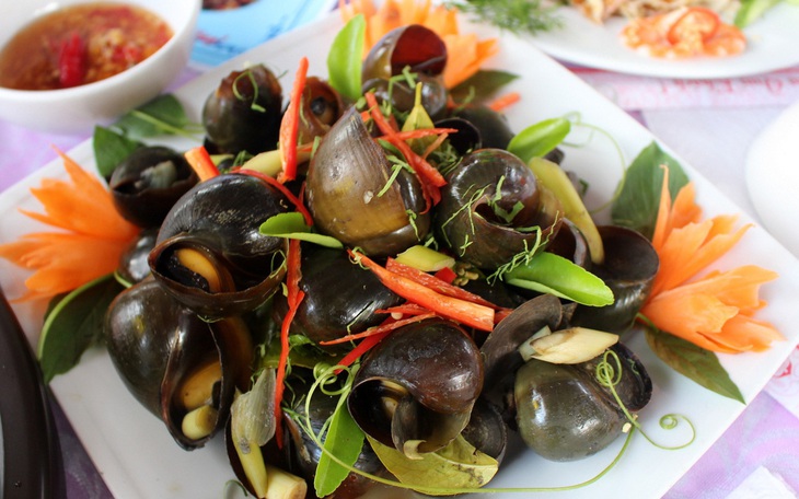 Người dân Đà Nẵng bắt cả tạ ốc bươu vàng, thu bộn tiền mỗi ngày - Ảnh 3.