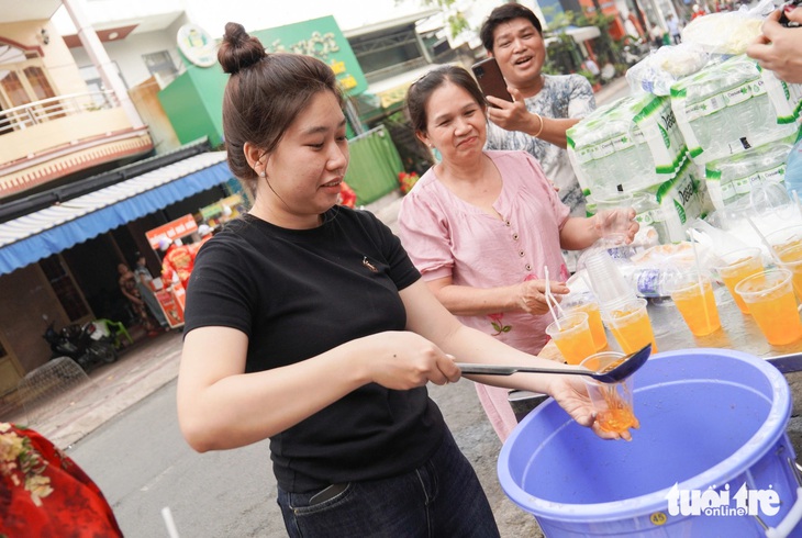 Cả xóm làm đồ ăn miễn phí tặng du khách ngày lễ rước cộ Bà - Ảnh 2.