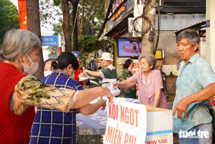 Cả xóm làm đồ ăn miễn phí tặng du khách ngày lễ rước cộ Bà - Ảnh 4.