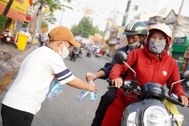 Cả xóm làm đồ ăn miễn phí tặng du khách ngày lễ rước cộ Bà - Ảnh 9.