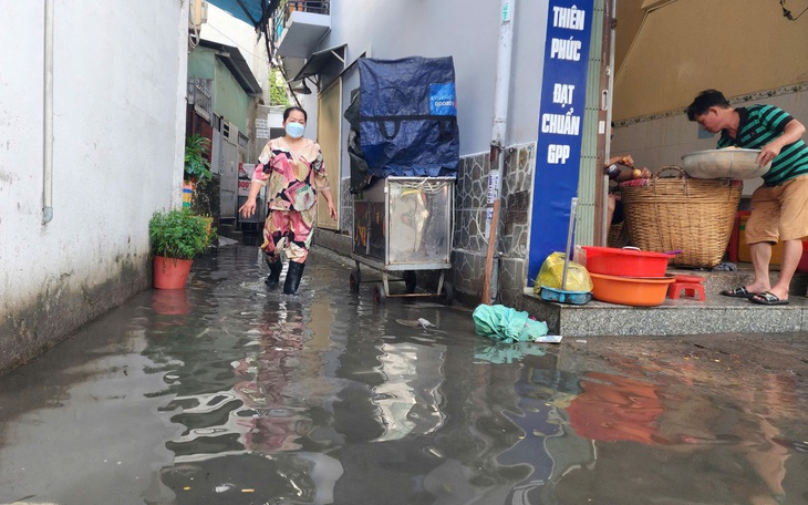 TP.HCM mưa to chưa từng xảy ra trong tháng 2 của 20 năm qua, hôm nay mưa tiếp - Ảnh 2.