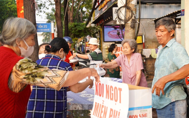 Độc lạ Bình Dương: Bà lão 89 tuổi bán bánh mì 2.000 đồng - Ảnh 5.