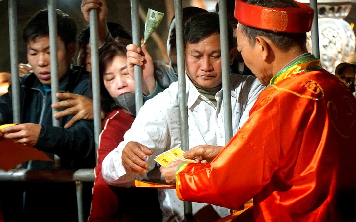 Phát ấn đền Trần cho người dân từ 2h sáng, sớm hơn so với mọi năm - Ảnh 2.