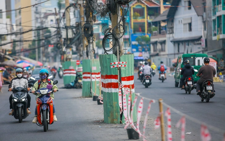 Di dời xong 76 trụ điện giữa đường Dương Quảng Hàm vào cuối tháng 3 - Ảnh 1.