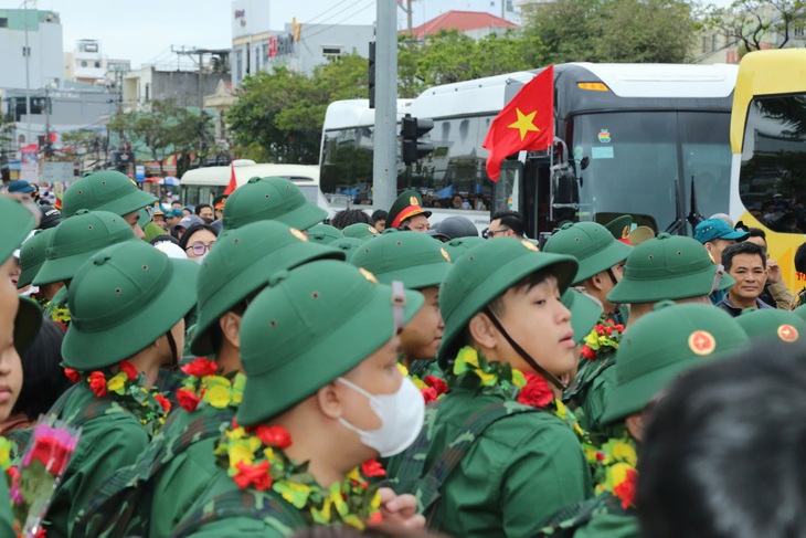 Thanh niên Quân khu 5 đội mũ cối， khăn rằn qua cầu vinh quang trong tiếng hò reo - Ảnh 3.