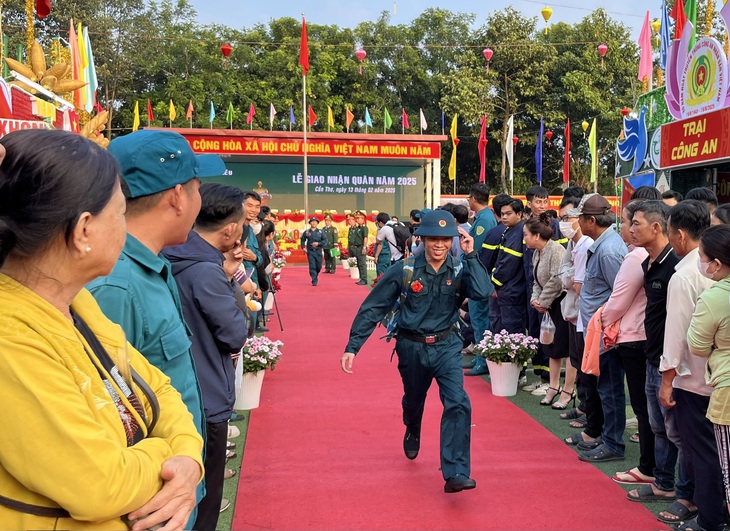 Hơn 2.000 thanh niên Cần Thơ quyết lòng phụng sự Tổ quốc hăng hái lên đường nhập ngũ - Ảnh 1.