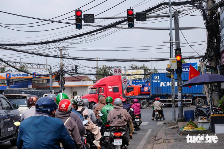 Đèn cho xe máy rẽ phải khuất tầm nhìn, người muốn rẽ 'đứng hình' ở giao lộ - Ảnh 3.