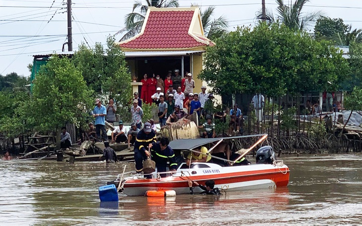 Đò đưa khách sang kênh tông vào người đang thả lưới tử vong - Ảnh 3.