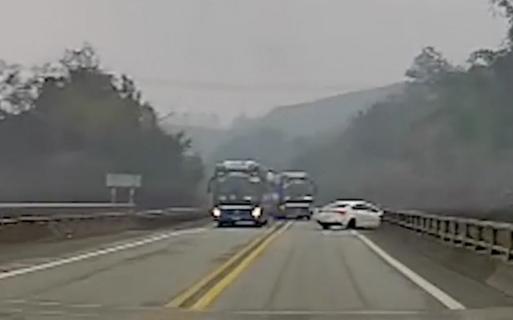 Quay đầu xe ngay giữa giao lộ, chiếc SUV Toyota tông xe con văng lên vỉa hè - Ảnh 2.