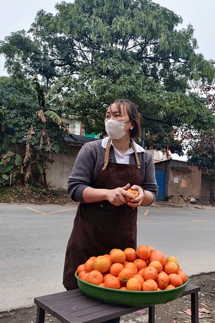 Bắt gặp bộ đội hành quân， chị bán hoa quả tại Thái Nguyên đưa cả rổ cam mời - Ảnh 2.