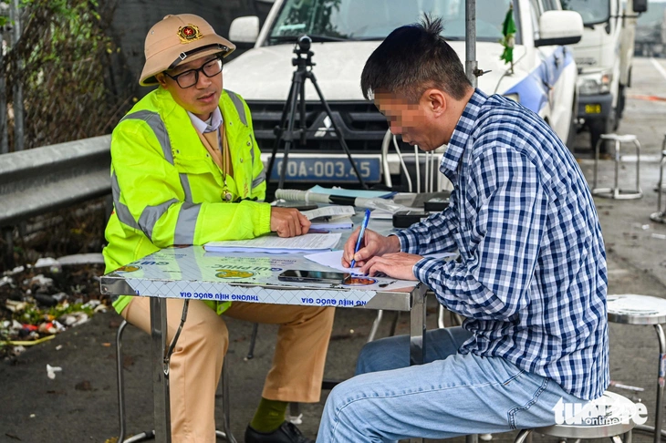 Cảnh sát in hình ảnh tại chốt, xử lý tài xế vi phạm trên cao tốc - Ảnh 7.