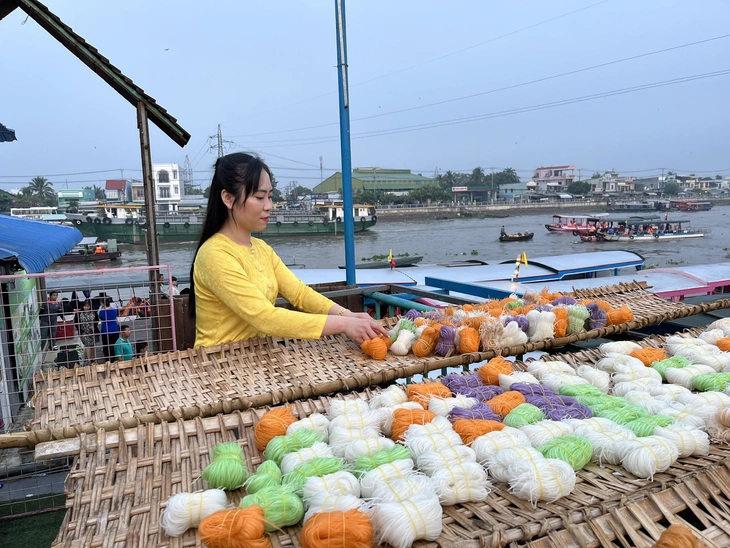 Vụ nhiều du khách rơi xuống sông khi tham quan chợ nổi Cái Răng: Chấn chỉnh dịch vụ du lịch - Ảnh 2.