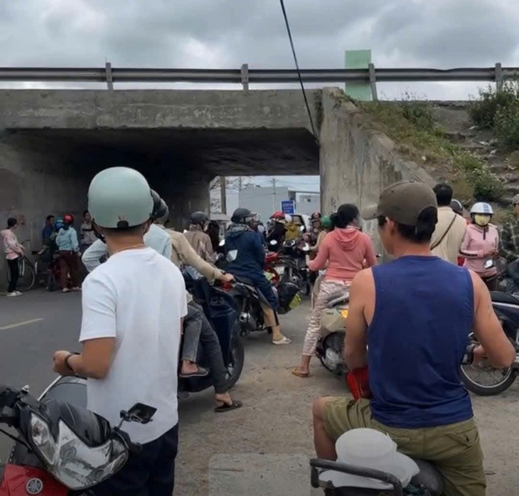 Nhầm người mẹ là kẻ bắt cóc trẻ em, người đàn ông chở bé gái trình báo công an - Ảnh 1.