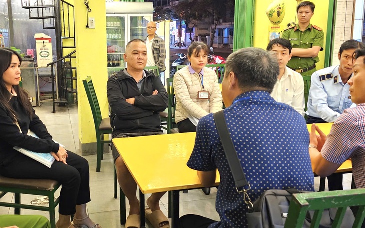 Công an làm việc với tài xế taxi ở Nha Trang bị tố tráo tiền của du khách nước ngoài - Ảnh 3.