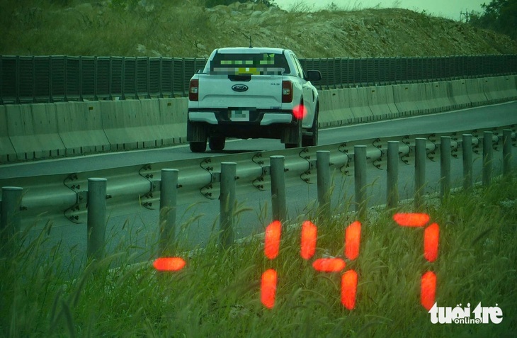 Cao tốc cho chạy tối đa 90 km/h, xe bán tải phóng 147 km/h - Ảnh 1.