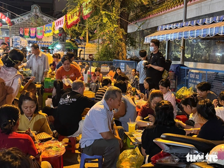 Người dân TP.HCM chờ cả tiếng để mua tàu hũ vàng Triều Châu bán mỗi năm một lần ở Hội quán Nghĩa An - Ảnh 2.