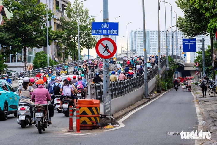 Vì sao cấm xe đi thẳng qua giao lộ Nguyễn Tri Phương - Trần Hưng Đạo? - Ảnh 2.