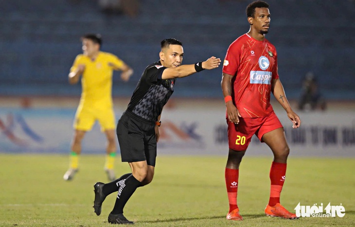 VAR trừng phạt thủ môn Xuân Hoàng, CLB Thanh Hóa mất ngôi vô địch lượt đi V-League - Ảnh 2.