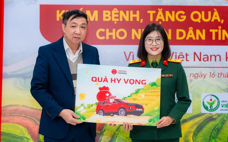 ‘Người phụ nữ Mỹ kỳ lạ’ bán nhà sang Việt Nam được nhận Huân chương Hữu nghị - Ảnh 4.