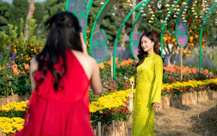 Đường hoa Nguyễn Huệ hoàn thành nhiệm vụ. Gấp rút dọn dẹp xuyên đêm trả mặt bằng phố đi bộ. - Ảnh 14.