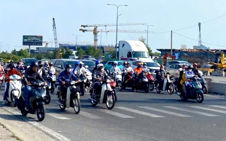 Dân trở lại TP.HCM đông đúc, lực lượng chức năng túc trực phân luồng  - Ảnh 7.