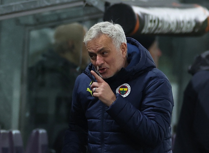 Quân của Mourinho giành vé đi tiếp ở Europa League, sau sự cố khán giả đánh nhau - Ảnh 1.