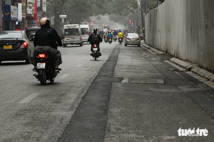 Nhiều tuyến phố Hà Nội đang đẹp bỗng bị 'băm nát', vá víu - Ảnh 15.