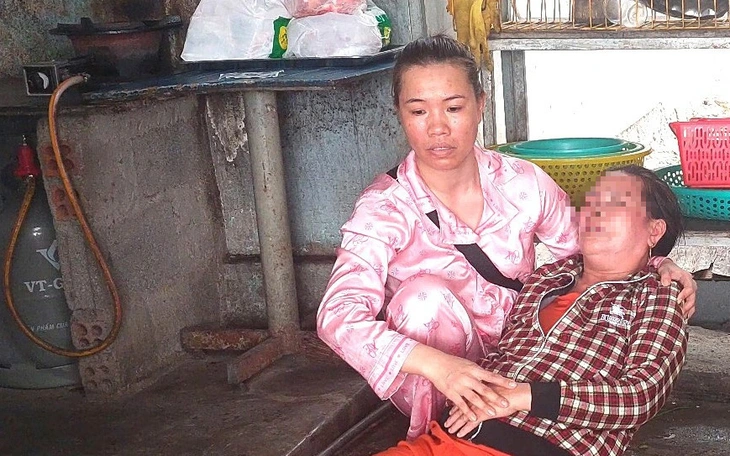 Người đàn ông xăm trổ liên tục đấm, tắt vào mặt 1 phụ nữ trước mặt nhiều trẻ nhỏ - Ảnh 2.
