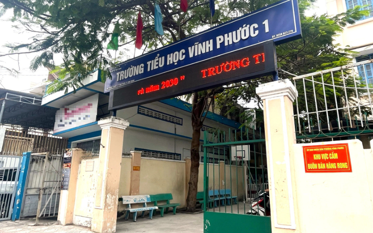 Vụ cô giáo tiểu học 'tố' bị hai cha con lôi ra sân trường: Khởi tố vụ án hình sự - Ảnh 3.