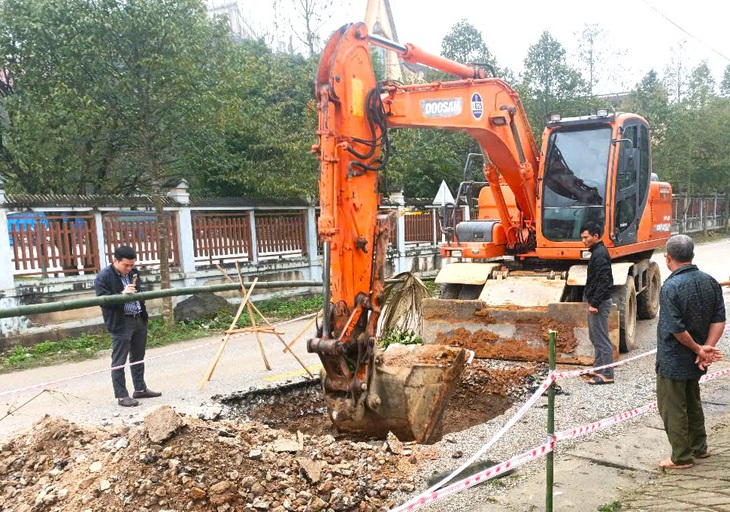 'Hố tử thần' bất ngờ xuất hiện trên huyện lộ ở huyện miền núi - Ảnh 2.