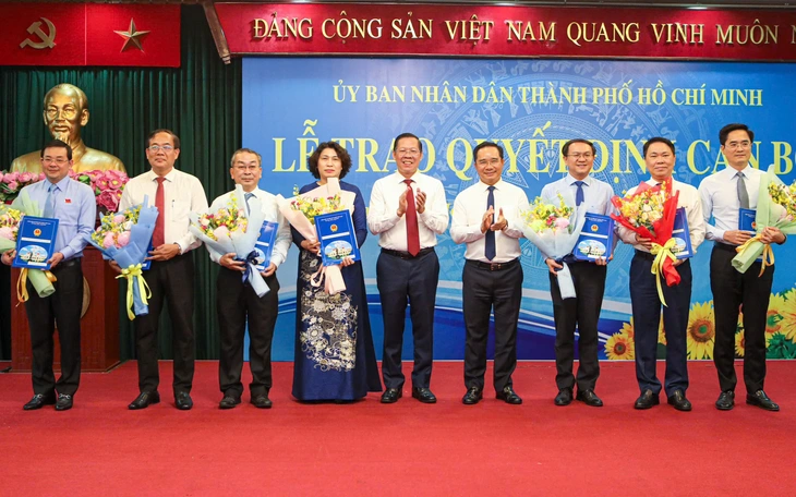 TP.HCM yêu cầu không làm gián đoạn thủ tục hành chính của người dân sau sắp xếp bộ máy - Ảnh 1.