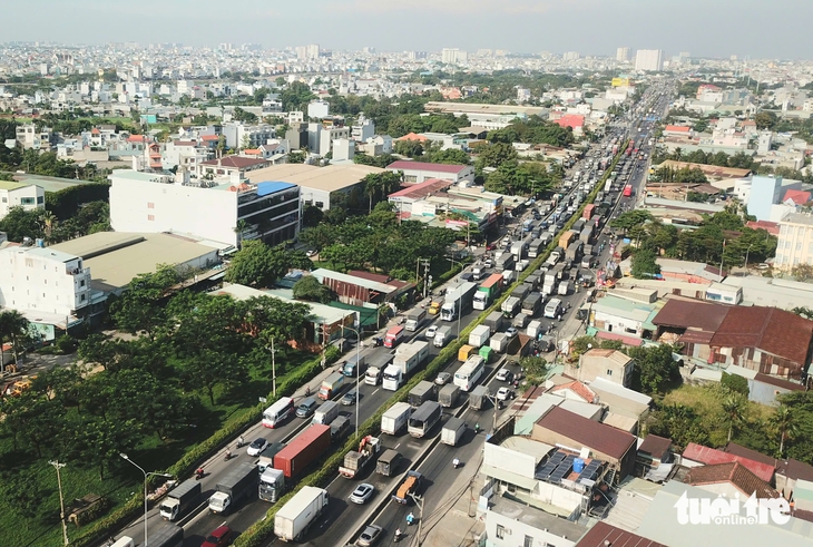 Xe tải chở rác lật ngang gần cầu vượt ngã tư Ga, quận 12, giao thông ùn ứ - Ảnh 10.