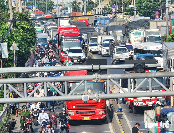 Xe tải chở rác lật ngang gần cầu vượt Ngã Tư Ga, quận 12, giao thông ùn ứ - Ảnh 8.