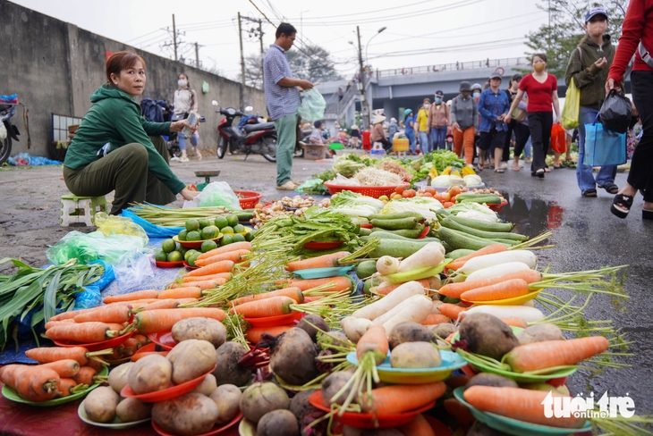 Khu chợ không cân, chỉ bán đong theo dĩa - Ảnh 3.