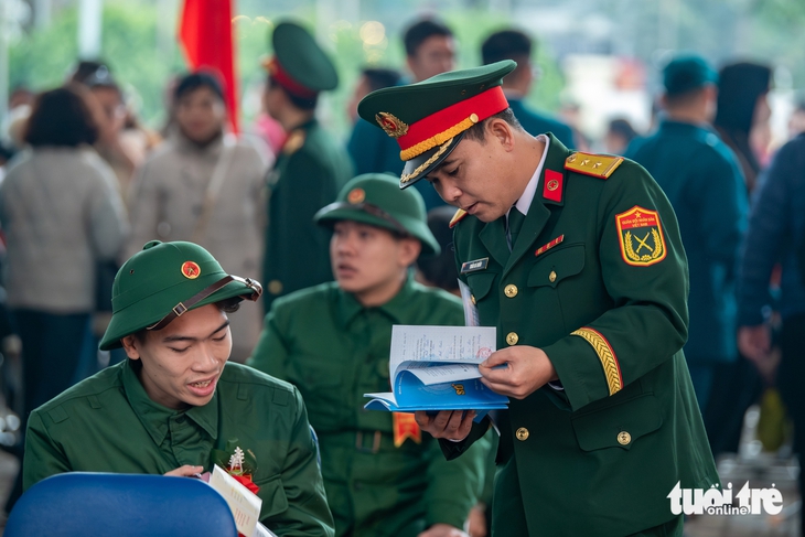 Bộ Quốc phòng trả lời việc chậm cấp thẻ bảo hiểm y tế cho thân nhân của quân nhân tại ngũ - Ảnh 1.