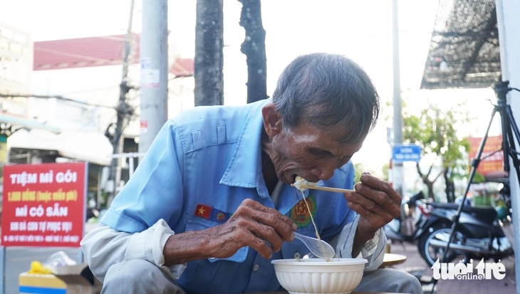 Tiệm mì 1.000 đồng/tô, ăn để no bụng đi bán vé số - Ảnh 5.