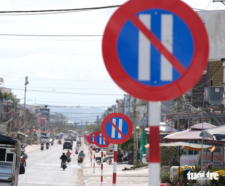 Tháo dỡ các biển báo trên tuyến đường kỳ cục: 1km có 23 biển cấm đỗ xe - Ảnh 3.