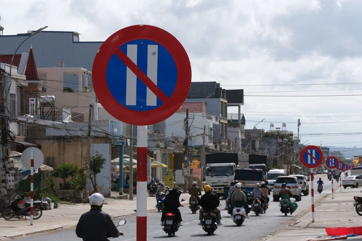 Đoạn đường kỳ cục, 1km có 23 biển báo cấm đậu xe ngày chẵn - Ảnh 3.