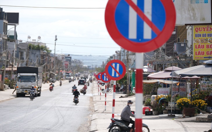 Tháo dỡ các biển báo trên tuyến đường kỳ cục: 1km có 23 biển cấm đỗ xe - Ảnh 2.